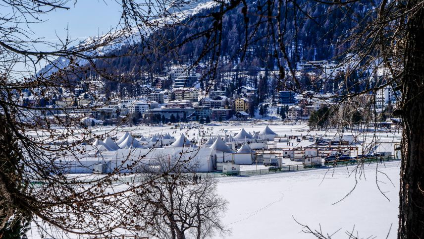 Die Infrastrukturbauten auf dem gefrorenen St. Moritzersee gleichen einem kleinen Dorf. Fotos: Jon Duschletta