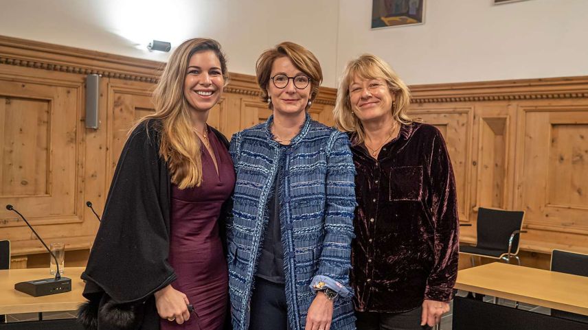 Karin Metzger Biffi (Mitte) präsidierte den St. Moritzer Gemeinderat letztes Jahr, Claudia Aerni (links) ist aktuelle Präsidentin und Prisca Anand wird zu ihrer Nachfolgerin. Solche Bilder sind eher die Ausnahme. Foto: Daniel Zaugg