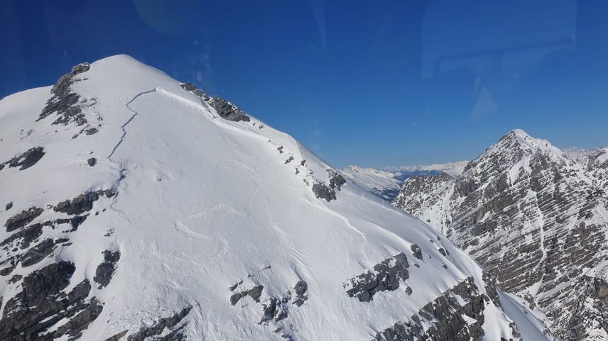 Aufnahme aus einem Helikopter an den Piz Zuort. Gut ersichtlich die Anrissstelle der Lawine (Foto: Kantonspolizei Graubünden).