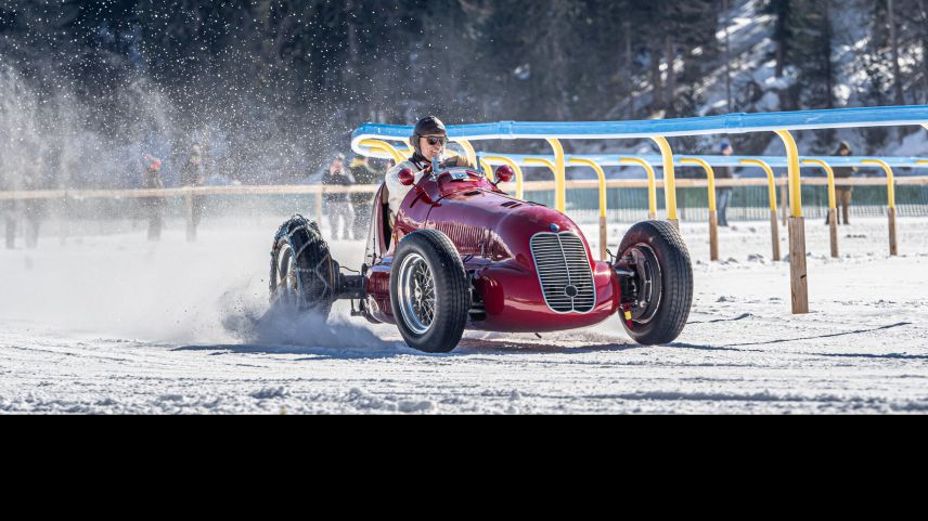 Der St. Moritzer Fritz Burkard brettert am Steuer seines 220 PS Maserati Tipo 4CL aus dem Jahr 1939 auf dem Geläuf des White Turf über den St. Moritzersee.