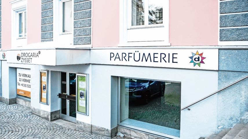 In den Räumlichkeiten der vormaligen Drogerie am Samedner Dorfplatz sollen schon bald die Produkte der Ufficina verkauft und auch die Handweberei Platz finden.		Foto: Jon Duschletta