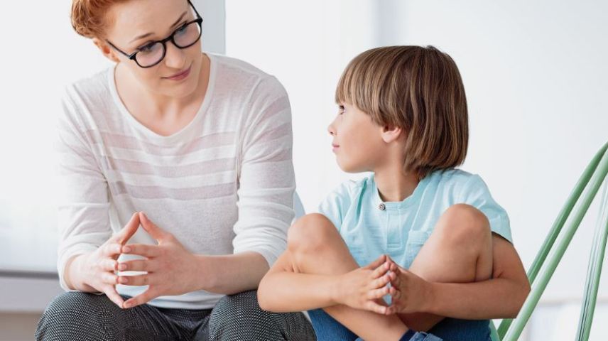Sind Eltern mit Kindern im Dialog, können komplexe, konfliktbeladene Themen jederzeit und situativ besprochen werden. 	Foto: shutterstock.com/Photographee.eu