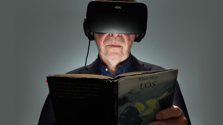 Klaus Merz taucht ein in die virtuelle Welt (Foto: Jos Schmid).