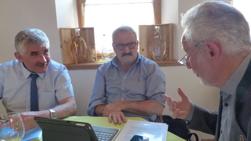 Emil Müller, Victor Peer e l’administradur Fritz Felix (da schnestra) in discussiun (fotografia: Flurin Andry).