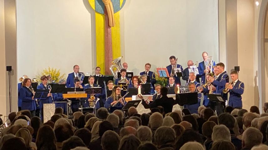 Auch die Musikgesellschaft St. Moritz hat ihren musikalischen Beitrag für den Frieden geleistet. (Foto: Not Janett)