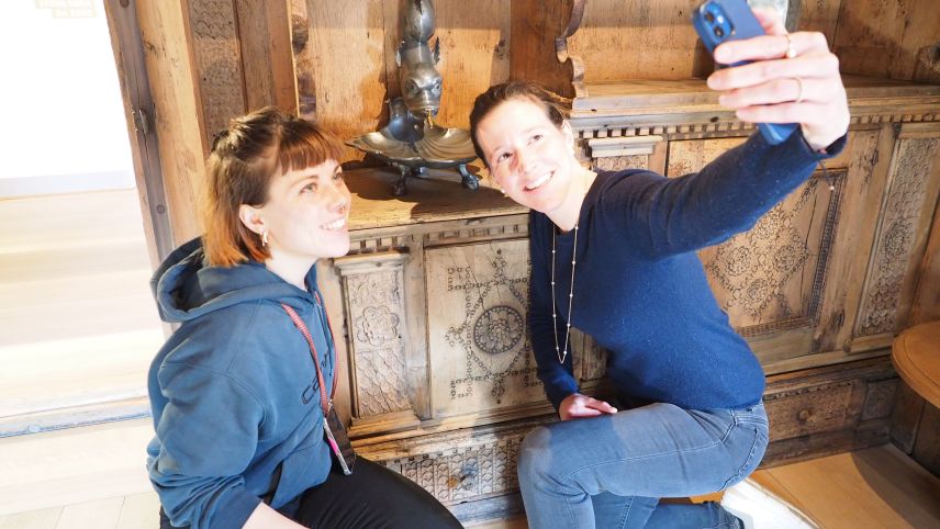 Dieses Duo hat sein Lieblingsobjekt im Engadiner Museum gefunden: Einen Wasserspender in Form eines Fabelwesens, der sie zu einer Geschichte inspiriert.
Foto: Marie-Claire Jur