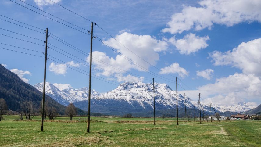 Auch die bestehenden Repower 16-kV-Freileitungen zwischen Samedan und Bever wird voraussichtlich bis Ende 2022 zurückgebaut werden und die ungetrübte Sicht auf die Oberengadiner Landschaft freigeben. 	Archivfoto: Jon Duschletta