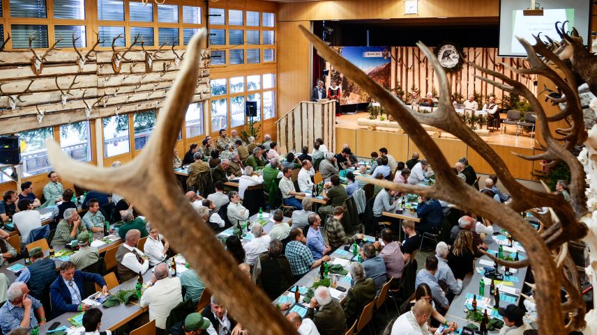 Die Delegierten der Bündner Jägersektionen trafen sich in der Mehrzweckhalle in Ftan. Foto: Jon Duschletta