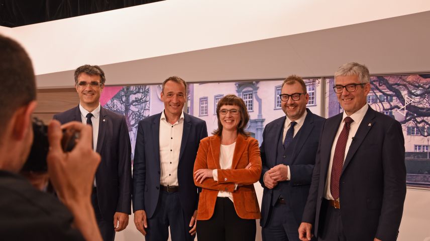 Carmelia Maissen und Martin Bühler ergänzen die bisherige Regierung mit Marcus Caduff, Peter Peyer und Jon Domenic Parolini (Foto: Nicolo Bass).