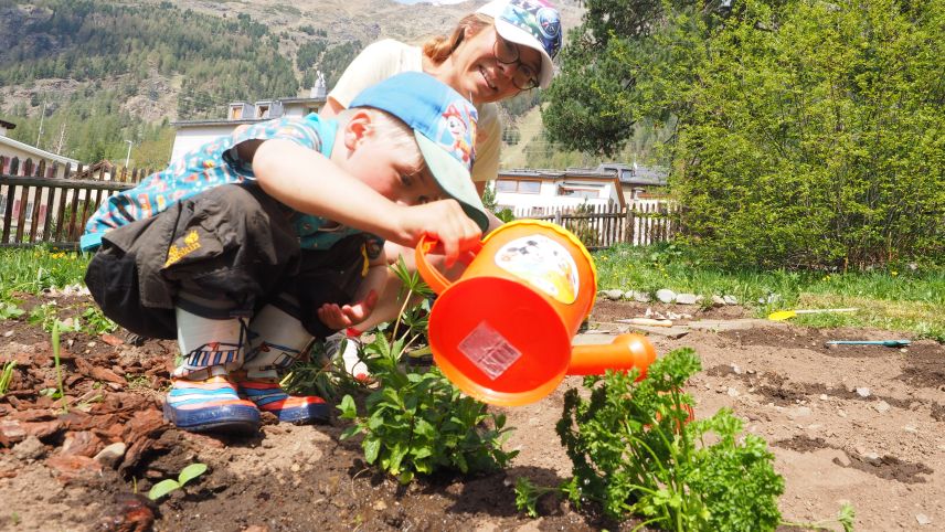 Pflanzen brauchen Wasser um zu gedeihen. Laurin Stegemann und seine Mutter Stefanie Stegemann üben das Pflanzengiessen.
Foto:Marie-Claire Jur