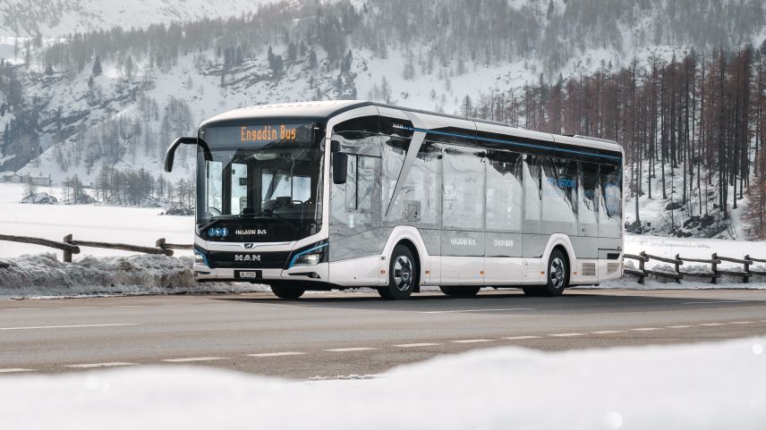 Nicht nur eine elegante Erscheinung, sondern auch ein vollwertiges Elektrofahrzeug: der Bus-Prototyp «MAN Lion’s City 12E» unterwegs im Oberengadin.
Foto: Federico Sette