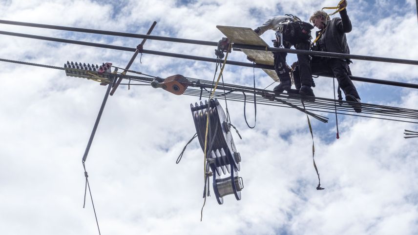 Externe Seilbahnmechaniker kümmern sich um die Wartung der Drahtseile – in luftiger Höhe.  Fotos: Daniel Zaugg