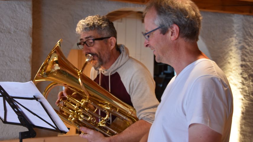 Verner Solèr ist für den Musikunterricht mit Thomas Rüedi (rechts) extra aus den USA angereist (Foto: Nicolo Bass).