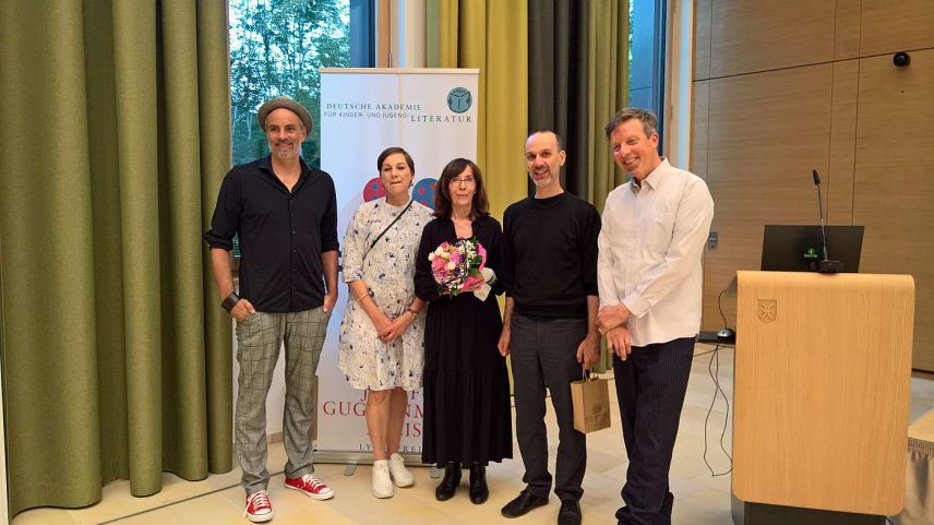 Von links: Josef-Guggenmos-Preisträger 2022 Nils Mohl, seine Illustratorin Regina Kehn, Leta Semadeni sowie die beiden Laudatoren Michael Hammerschmid und Arne Rautenberg. Foto: z. Vfg