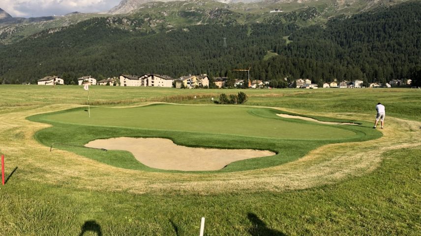 Der Vier-Loch-Golfplatz des Parkhotels Margna mit seinen Kunstrasenflächen steht in der Kritik.     Foto: Marie-Claire Jur