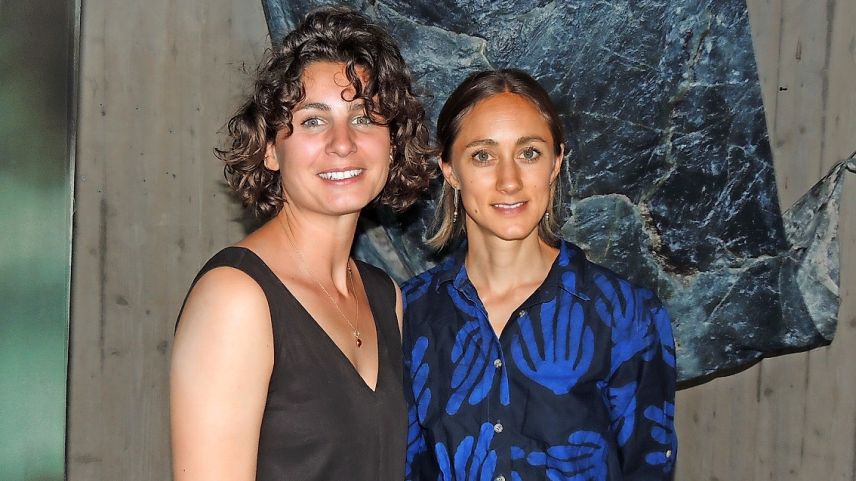 Las duos artistas Juliette Chrétien e Coralie Wipf (da schnestra) expuonan i’l Nairs Lab (fotografia: Benedict Stecher).