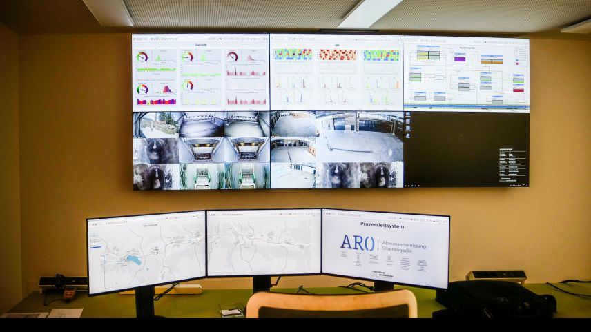 Blick auf die Überwachungs- und Steuerungsmonitore im Kontrollzentrum der ARA Oberengadin. Foto: Jon Duschletta