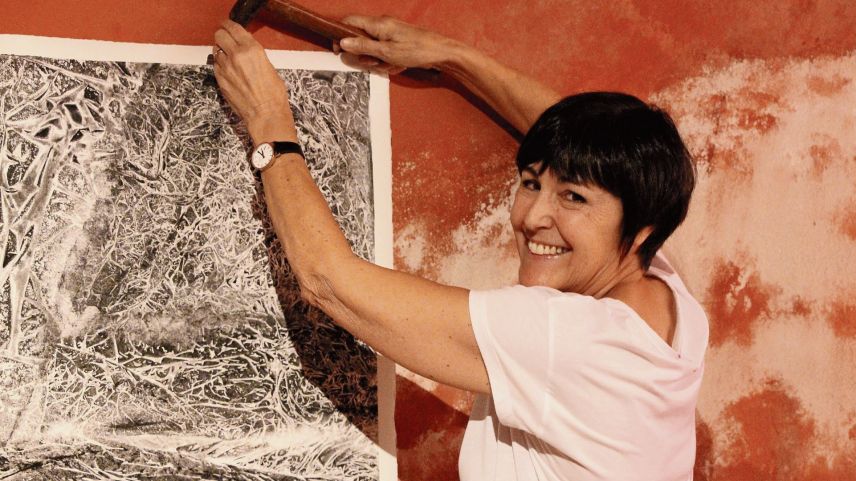 Dina Wirz-Giovanoli inszeniert ihre Werke stimmig in der Krypta. Foto: Stefanie Wick Widmer