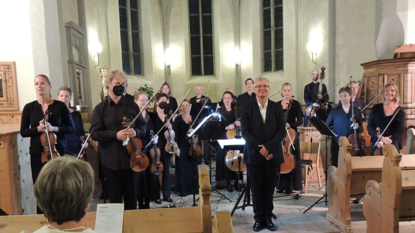 L’orchester «Kammerphilharmonie Graubünden» gioda l’applaus merità (fotografia: Benedict Stecher).