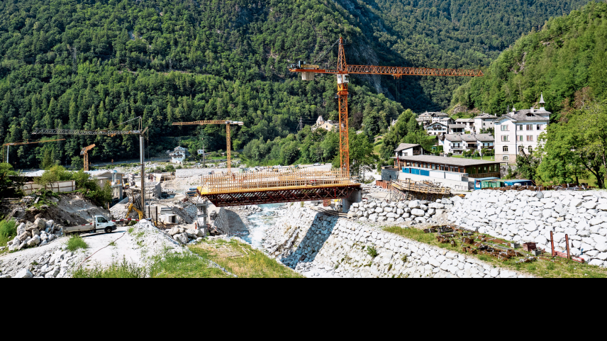 Blick von der provisorischen Hängebrücke auf den Bau der neuen Brücke Punt zwischen Bondo und Promontogno.
Foto: Daniel Zaugg