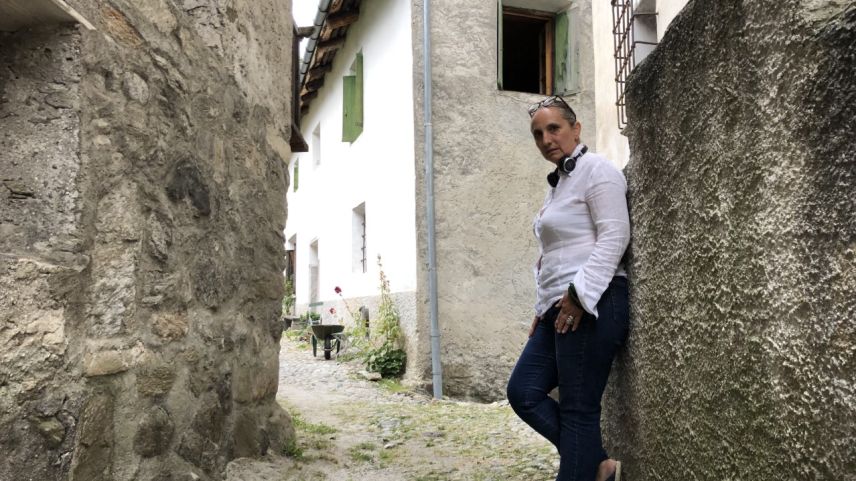 Patrizia Guggenheim in der Gassa Varlin in Bondo. Der Murgang blieb nur zwanzig Meter vor ihrem Wohnhaus stehen.             Foto: Marie-Claire Jur