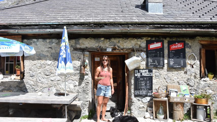 Seit fünf Jahren hirtet Sarah Szories in den Sommermonaten auf der Alp Plavna (Foto: Bettina Gugger).