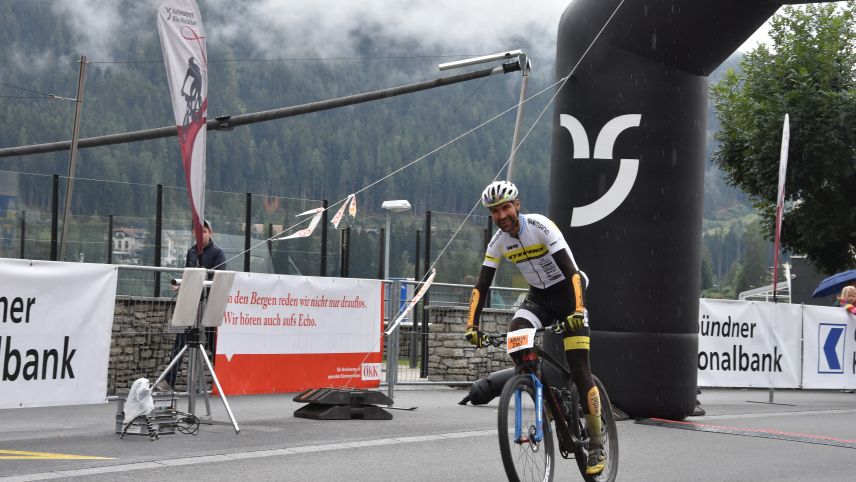 Der deutsche Armin Hackl gewinnt das Rennen über 70 Kilometer von Livigno nach Scuol (Foto: Nicolo Bass).