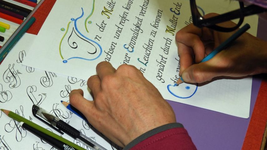 I’l cuors da calligrafias pon las partecipantas e partecipants imprender differentas scrittüras (fotografia: mad).