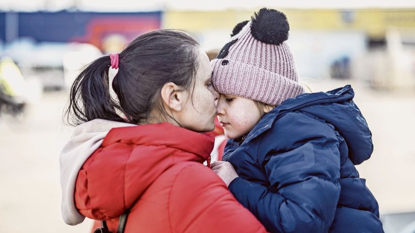 Eine Mutter mit ihrem Kind, aufgenommen im ukrainischen Grenzgebiet, kurz vor der Abreise in die Schweiz.		Foto: Mayk Wendt