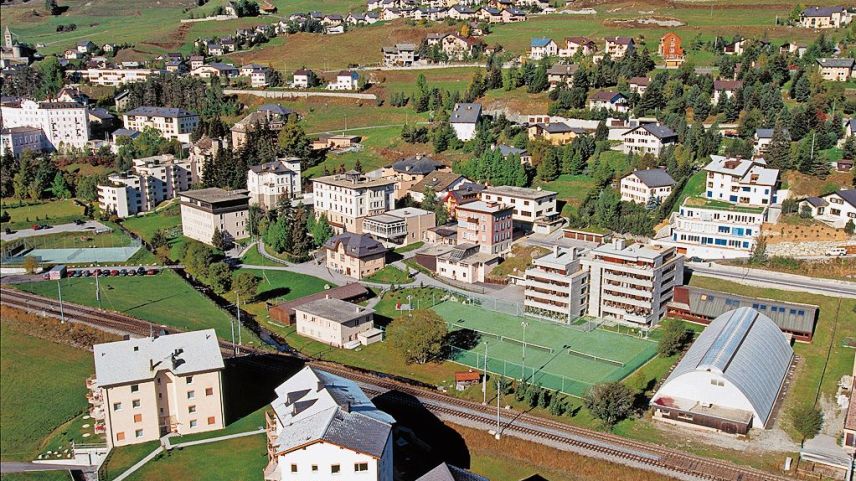Das Foto zeigt den Campus im Jahr 1996: Die Chesa Naira, das Unterrichtsgebäude der HFT Graubünden, wurde 1995 gebaut und im Sommer 1997 eröffnet. Die Studentenwohnhäuser konnten im Sommer 2002 bezogen werden. 			Foto: z. Vfg
