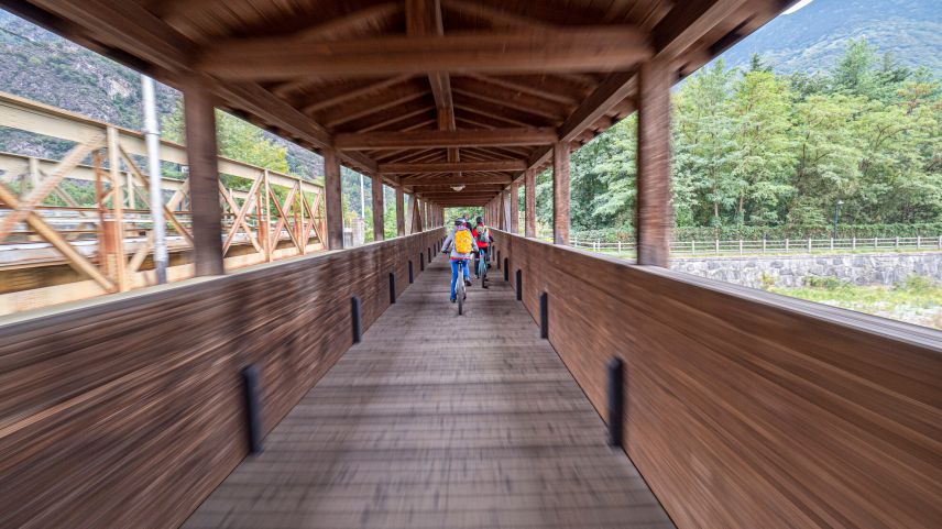 Eine der neuen Fahrradbrücken über die Adda im Veltlin. Foto: Daniel Zaugg
