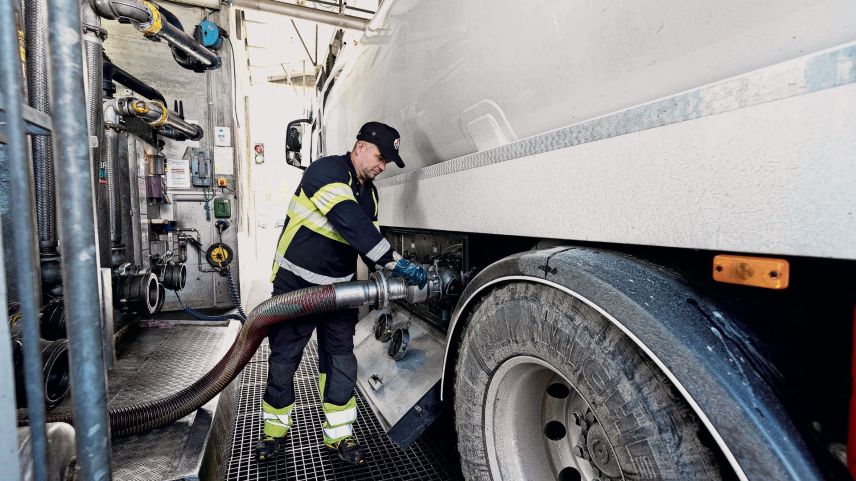 Der Tankwagen wird mit dem neuen Kraftstoff befüllt. Foto: Andrea Furger