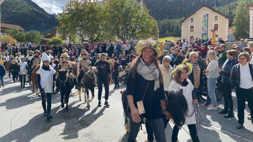 Var 4000 persunas han visità la Festa da la racolta a Valchava cun üna tschinquantina da stands e tuot sias otras attracziuns (fotografia: David Spinnler).