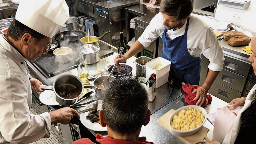Das Servicepersonal steht bereit, die Köche dekorieren die Teller: Gastronomie ist Teamarbeit. Foto: Marie-Claire Jur