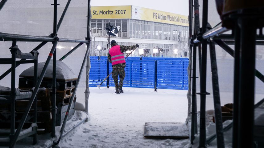 Uossa ho que nom sgumbrer, disfer, demonter ed alluntaner tuot ils fabricats temporars e refer la cuntredgia sü Salastrains darcho il stedi dad avaunt ils champiunedis mundiels da skis. fotografia: Jon Duschletta