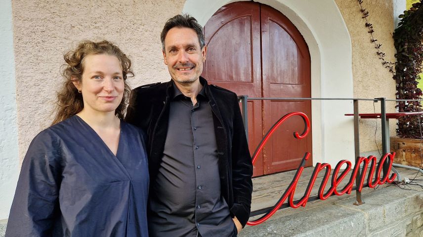 Flurina Badel e Jürg Gautschi davant il kino a Lavin (fotografia: RTR).