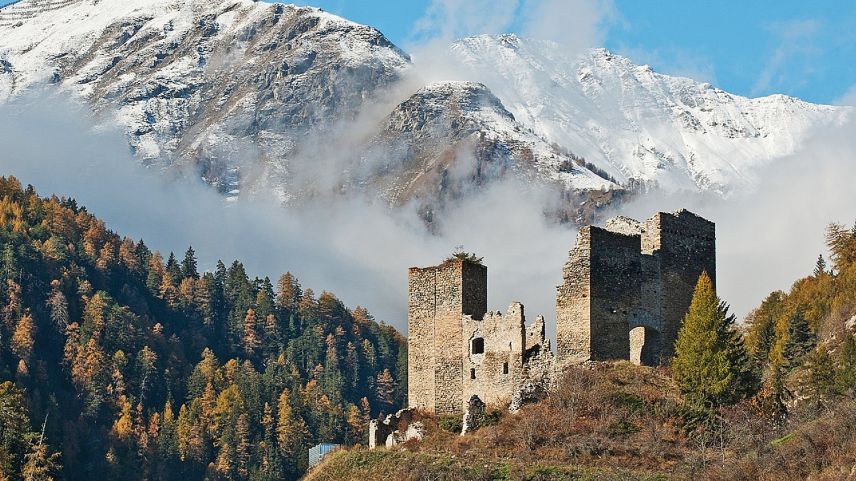 L’istoriker Jon Mathieu ha referi davart la ruina Tschanüff a Ramosch (fotografia: mad).