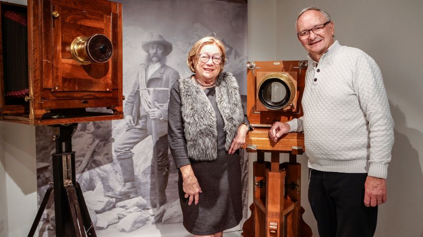 Margrit und Alfred «Fredi» Lochau in ihrem Fotomuseum: «Wir haben über all die Jahre auch dank der wertvollen Arbeit unserer treuen und langjährigen Mitarbeiterinnen überhaupt erfolgreich arbeiten können.» Foto: Jon Duschletta