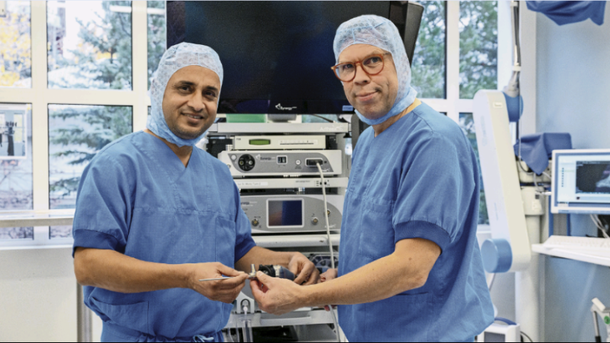 Prakash Gyawali (links) wird von Georg Ahlbäumer (rechts) in der Klinik Gut geschult.   Foto: fotoswiss.com/Giancarlo Cattaneo
