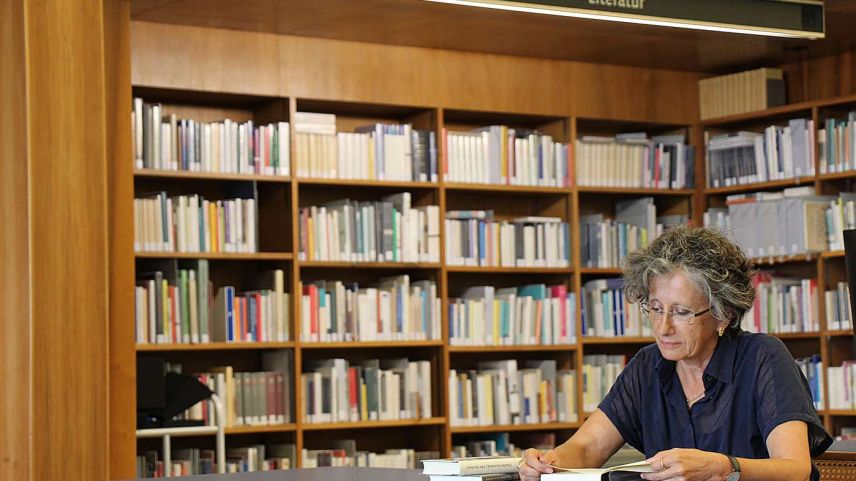 Annetta Ganzoni – romanista e collavuratura scientifica a l’Archiv svizzer da litteratura (ASL) a Berna. Düraunt 25 ans es ella steda respunsabla per la partiziun rumauntscha al ASL.	fotografia: Gianna Duschletta