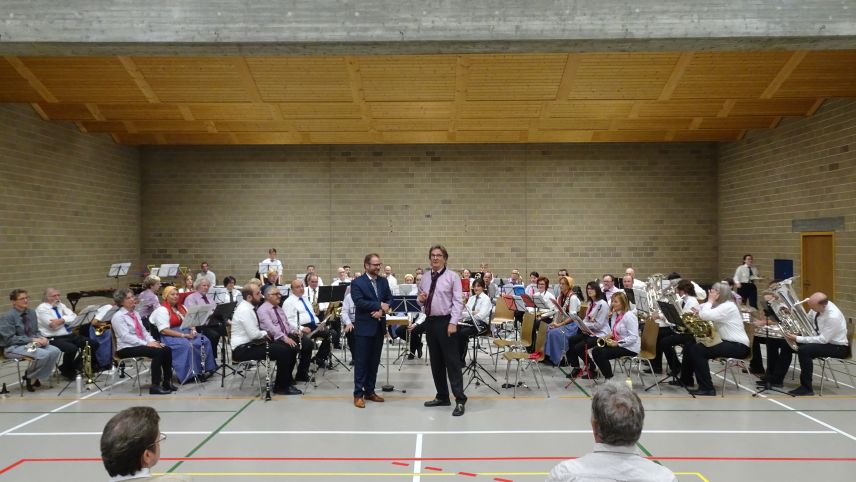 Der Präsident der Musikkommission des Musikbezirkes 1, Reto Mayer (rechts), bedankte sich anlässlich des Konzertes beim Dirigenten Gian Stecher für das tolle Musikwochenende (Foto: Not Janett).