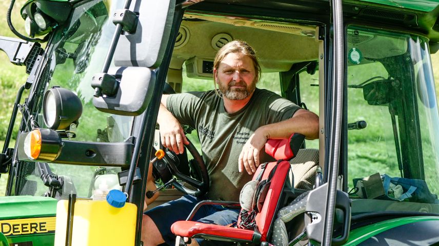 Menduri «Mendy» Willy mäht seine Wiesen mit einem topmodernen, GPS-gesteuerten Traktor aber altbewährter Doppelmesser-Technik. Fotos: Jon Duschletta