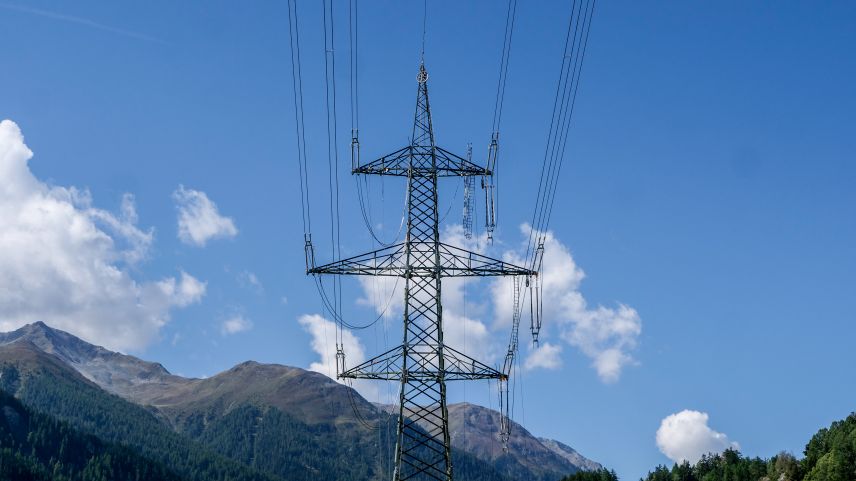 Die 380-kV-Höchstspannungsleitung der Swissgrid bei Ardez kurz vor Projektabschluss. Foto: Jon Duschletta