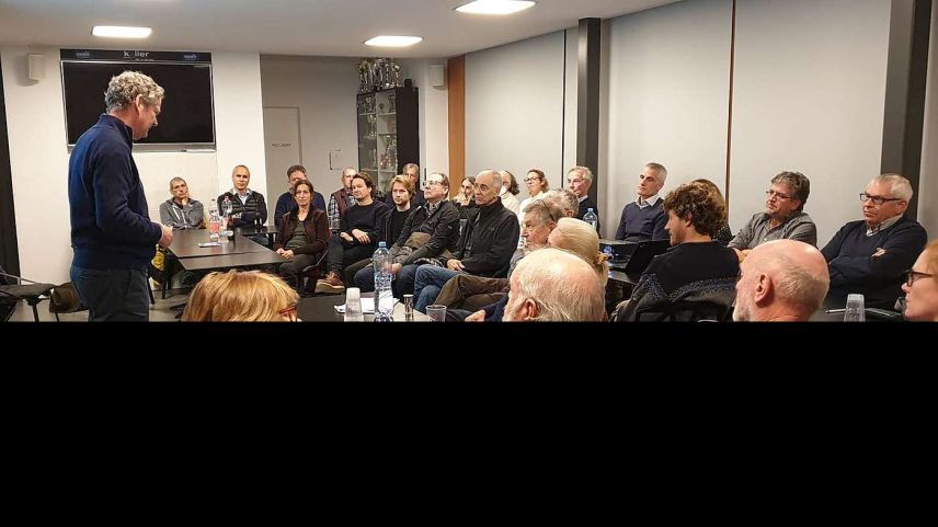 Peter Fanconi (links) während seinen Ausführungen in Celerina. Foto: z.Vfg.