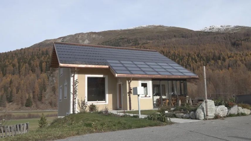 La chasa d’Aldo Puorger a Fuldera Daint – sül tet panels solars cun differentas funcziuns (fotografia: Dario Müller).