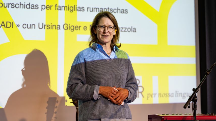 La presidenta Domenica Tischhauser-Gisep preschainta las activitats da l’Uniun Cultura Rumantscha Son Gagl/Appenzell (fotografia: Elke Hegemann).