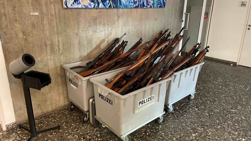 In vier grossen Kisten lagern die abgegebenen Waffen in Chur zum Abtransport bereit (Foto: Kantonspolizei Graubünden).