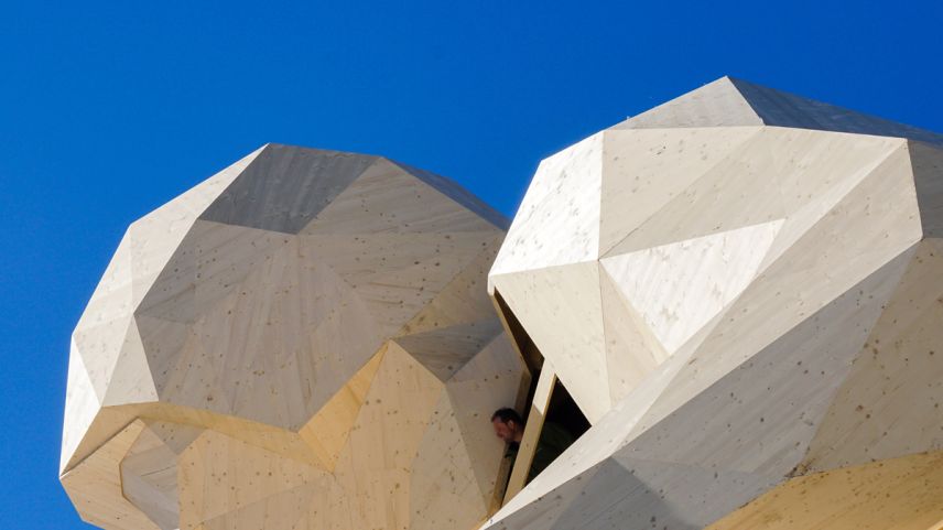 Edy, il grand star static dals champiunedis mundiels da skis ed eterniso scu tel sün millis da fotografias as stu tschercher üna nouva dmura. Il blogghist l’ho fat visita in l’avegnir. Fotografia: Jon Duschletta