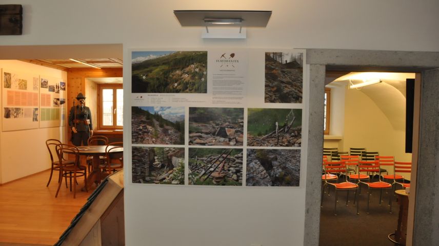 Einblicke in die aktuelle Ausstellung im Silser Gemeindehaus.         Foto: Marie-Claire Jur
