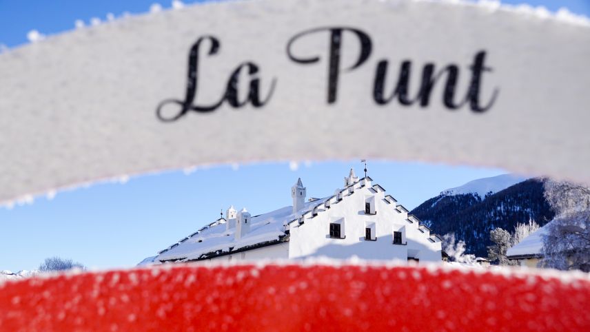 Die Plaiv-Gemeinde La Punt Chamues-ch hat neu den zweittiefsten Steuerfuss aller Bündner Gemeinden. 		Foto: Jon Duschletta